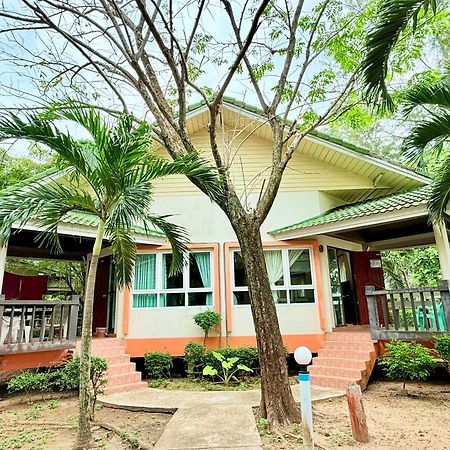 Lanta Palm Beach Resort Krabi , Koh Lanta - SHA Plus Bagian luar foto
