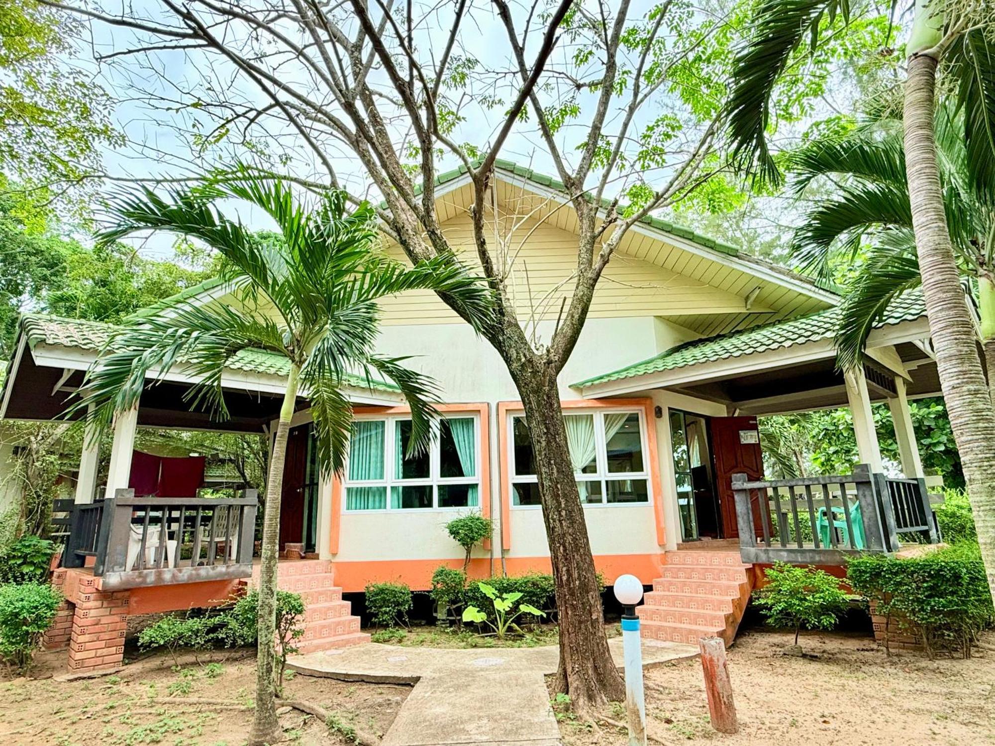 Lanta Palm Beach Resort Krabi , Koh Lanta - SHA Plus Bagian luar foto