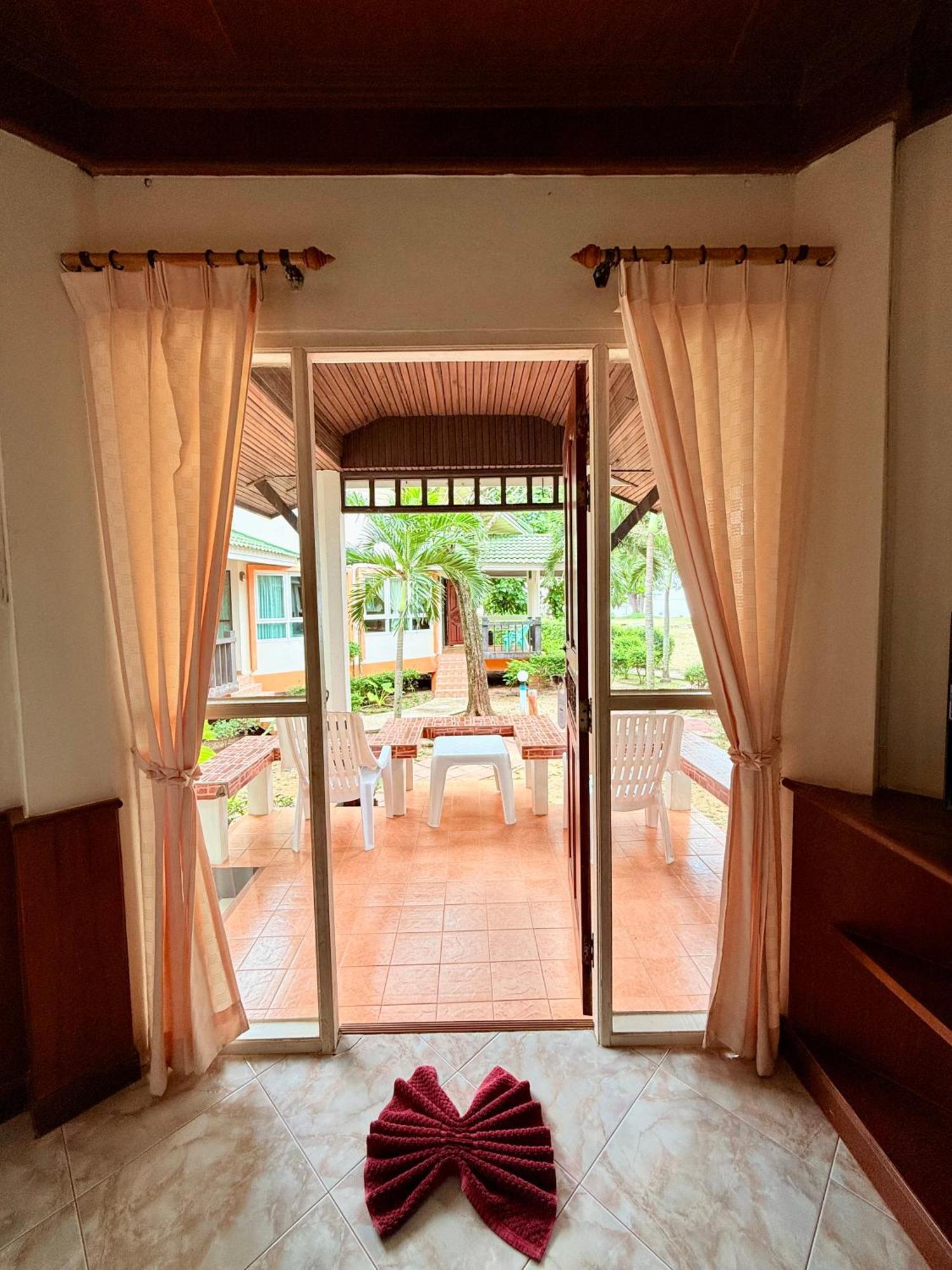 Lanta Palm Beach Resort Krabi , Koh Lanta - SHA Plus Bagian luar foto