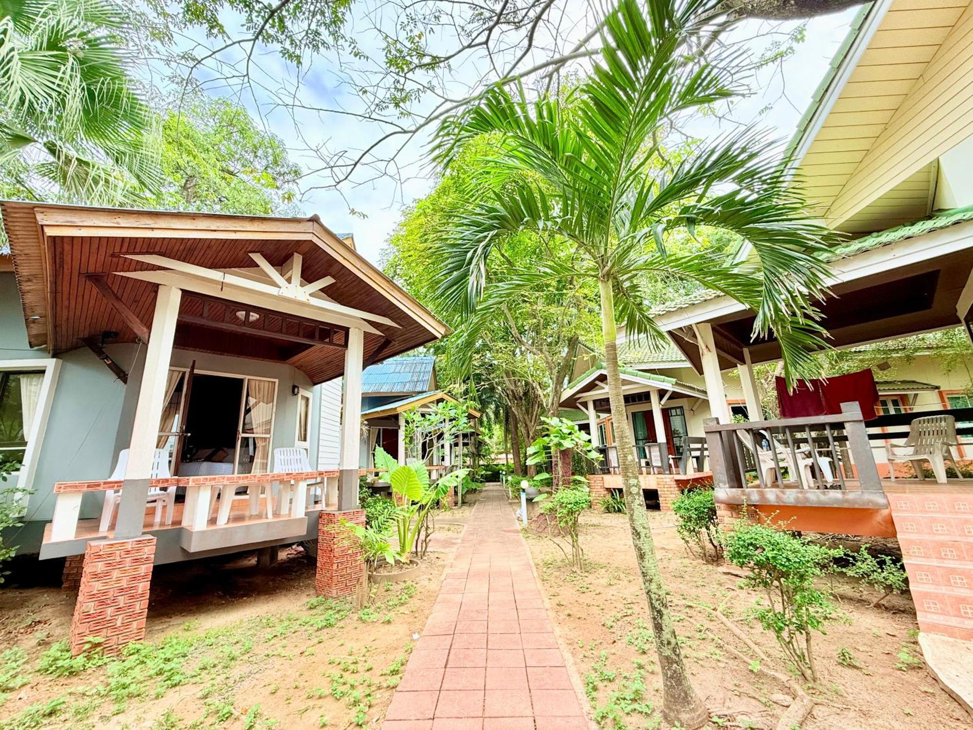 Lanta Palm Beach Resort Krabi , Koh Lanta - SHA Plus Bagian luar foto