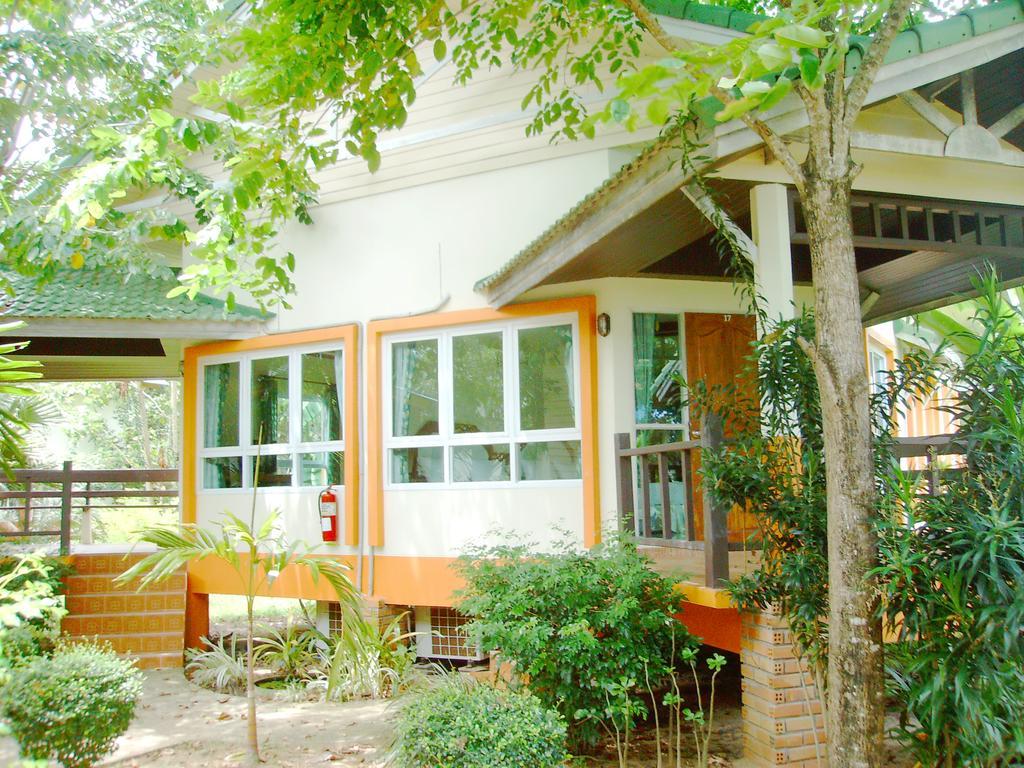 Lanta Palm Beach Resort Krabi , Koh Lanta - SHA Plus Bagian luar foto