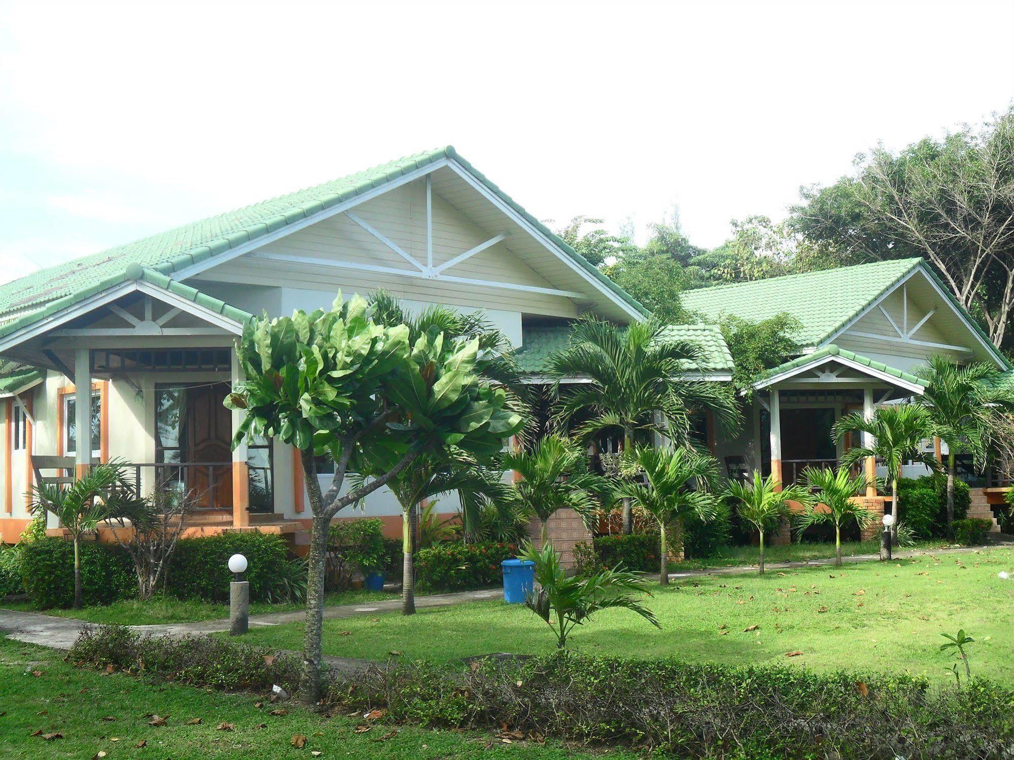 Lanta Palm Beach Resort Krabi , Koh Lanta - SHA Plus Bagian luar foto