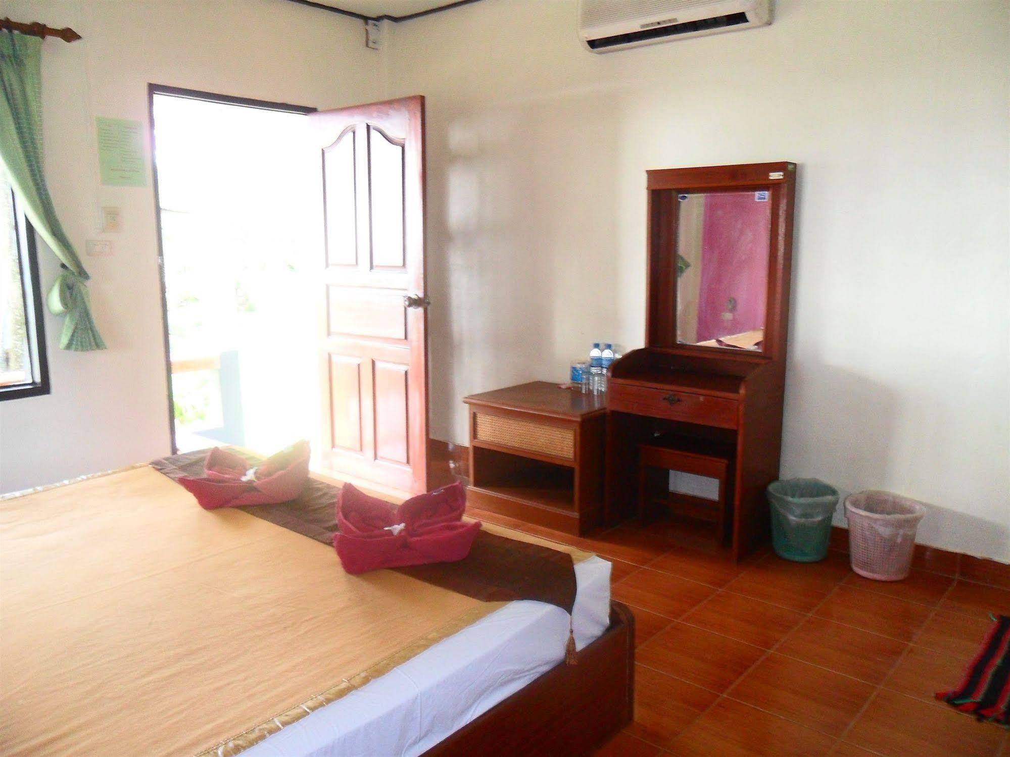 Lanta Palm Beach Resort Krabi , Koh Lanta - SHA Plus Bagian luar foto