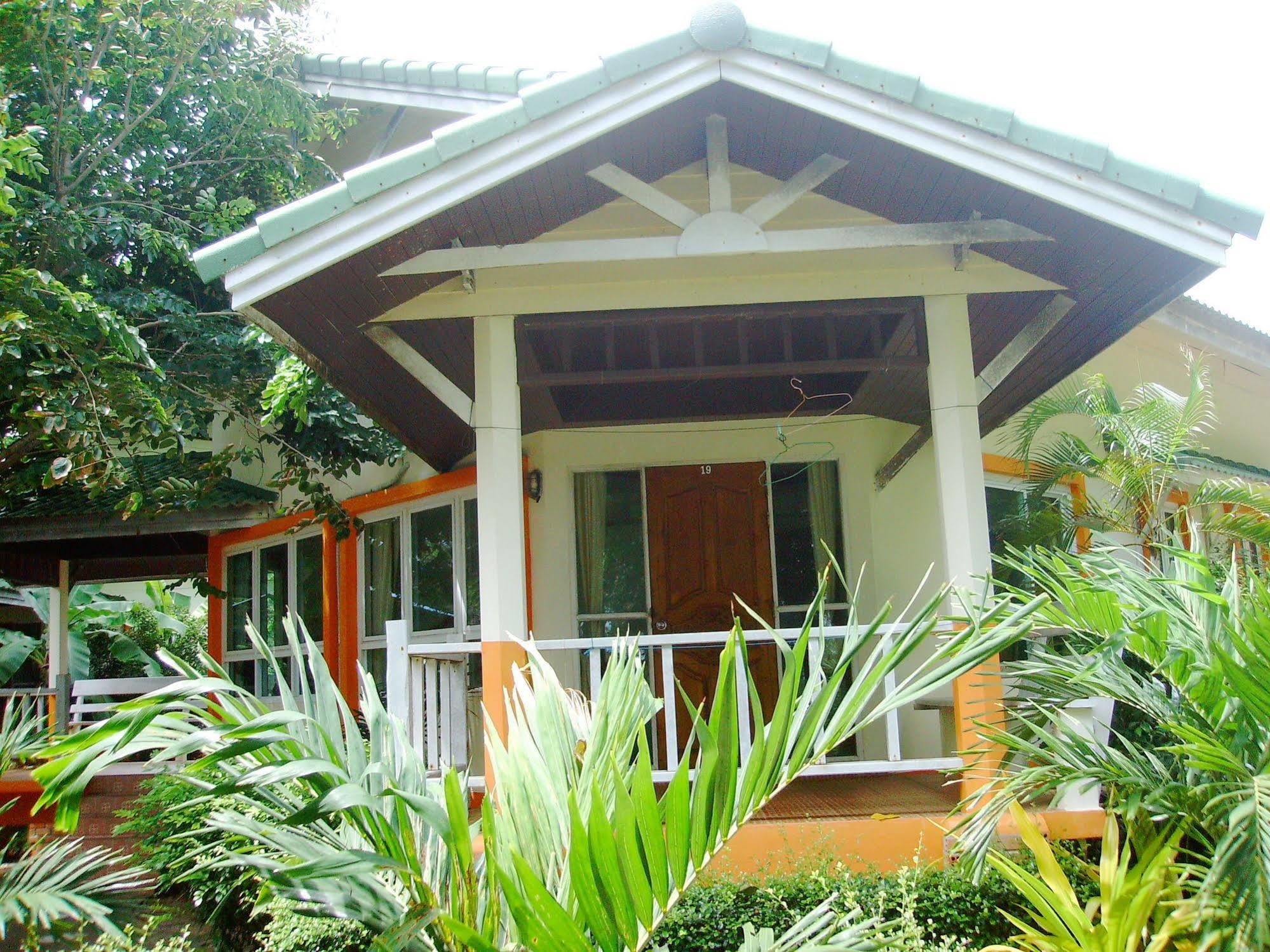 Lanta Palm Beach Resort Krabi , Koh Lanta - SHA Plus Bagian luar foto